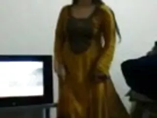 লাঠি দিয়ে ধাতব মুদ্রা, পালক ও কারাগার হাতকড়া বাংলা গান xxxx